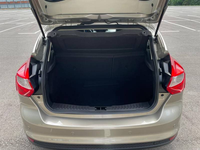 FORD - FOCUS - 2015/2015 - Dourada - R$ 49.900,00