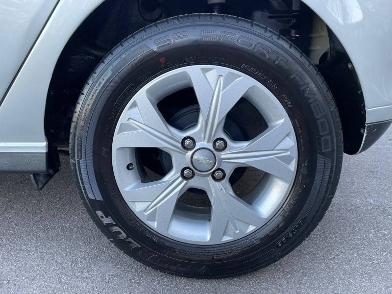 CHEVROLET - ONIX - 2015/2015 - Prata - R$ 49.900,00