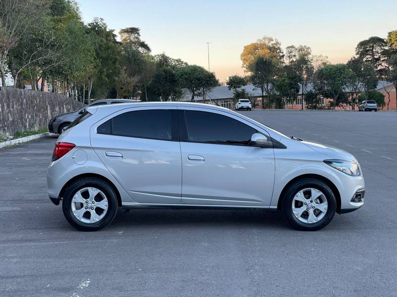 CHEVROLET - ONIX - 2015/2015 - Prata - R$ 49.900,00