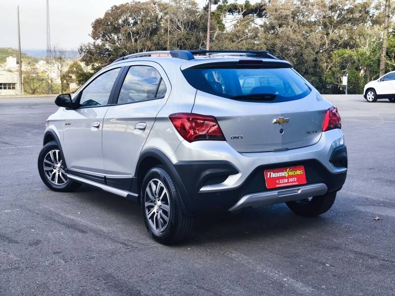 CHEVROLET - ONIX - 2017/2017 - Prata - R$ 64.900,00