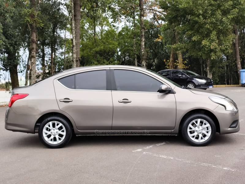 NISSAN - VERSA - 2018/2018 - Cinza - R$ 56.900,00