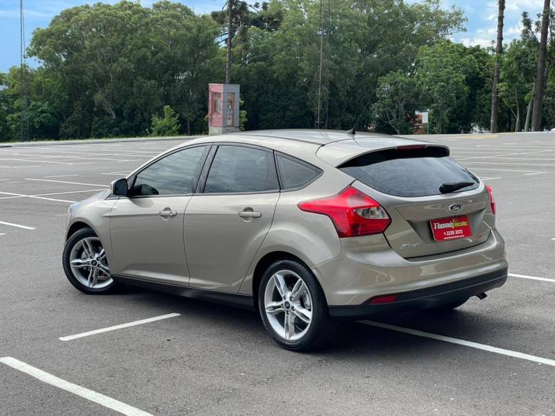 FORD - FOCUS - 2015/2015 - Dourada - R$ 49.900,00