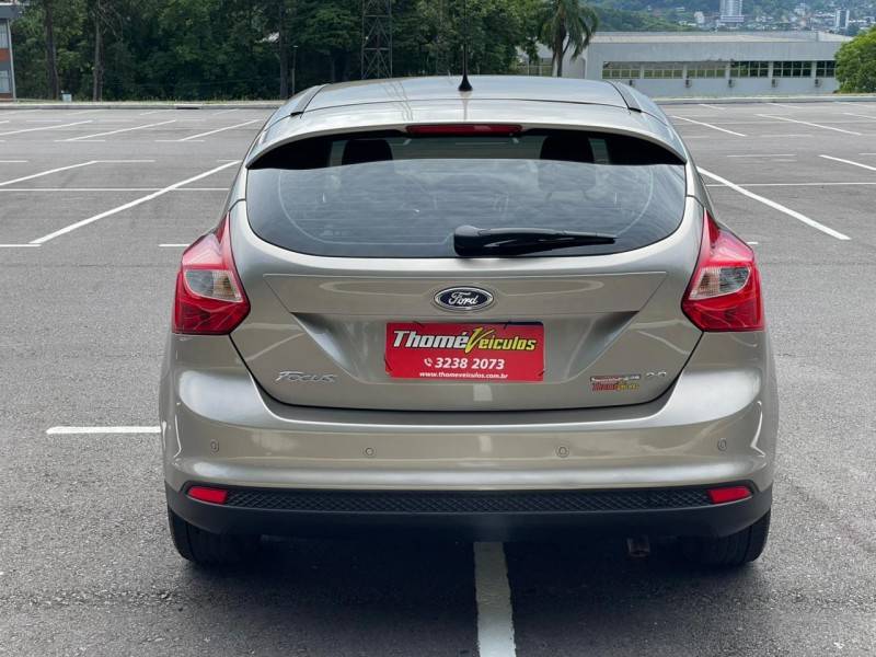 FORD - FOCUS - 2015/2015 - Dourada - R$ 49.900,00