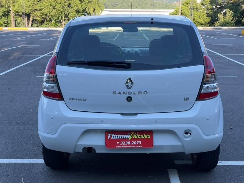 RENAULT - SANDERO - 2014/2014 - Branca - R$ 35.900,00