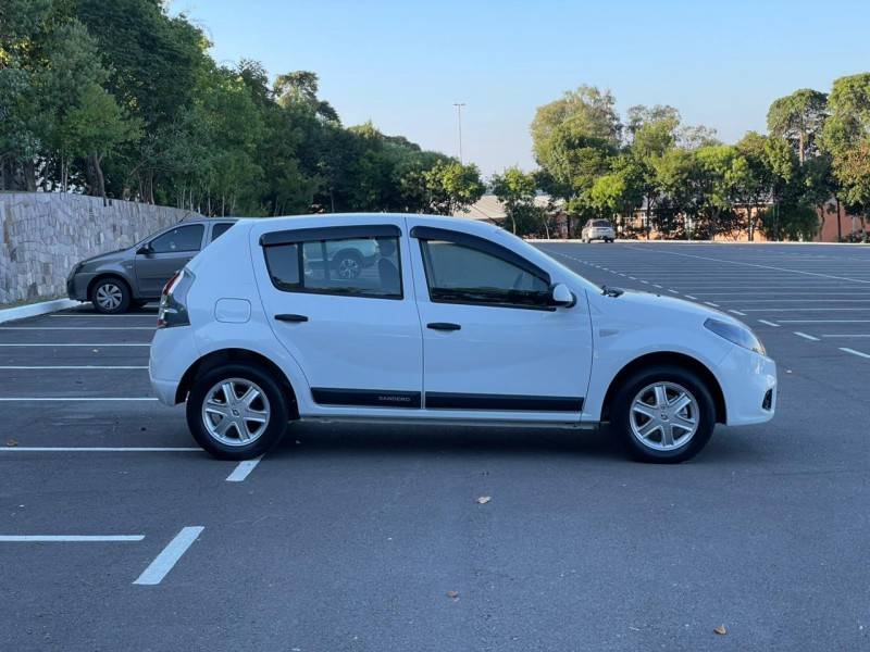 RENAULT - SANDERO - 2014/2014 - Branca - R$ 35.900,00