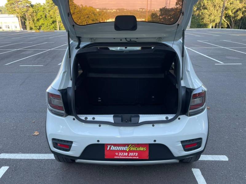 RENAULT - SANDERO - 2015/2015 - Branca - R$ 49.900,00