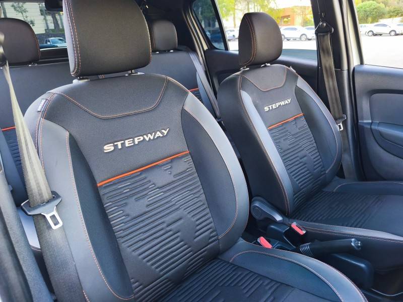 RENAULT - SANDERO - 2022/2022 - Branca - R$ 66.900,00