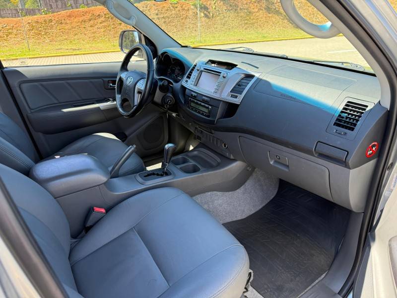 TOYOTA - HILUX - 2015/2015 - Prata - R$ 115.900,00