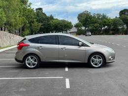 FORD - FOCUS - 2015/2015 - Dourada - R$ 49.900,00
