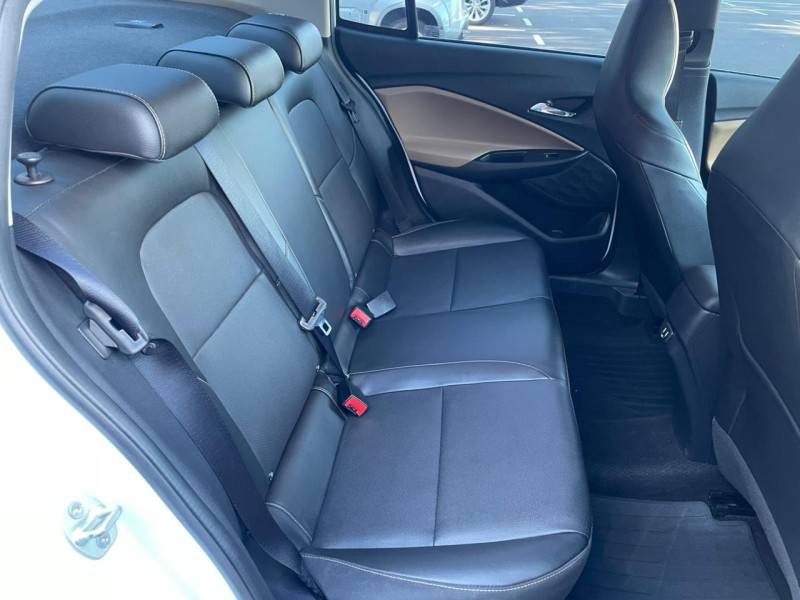 CHEVROLET - ONIX - 2024/2024 - Branca - R$ 97.900,00