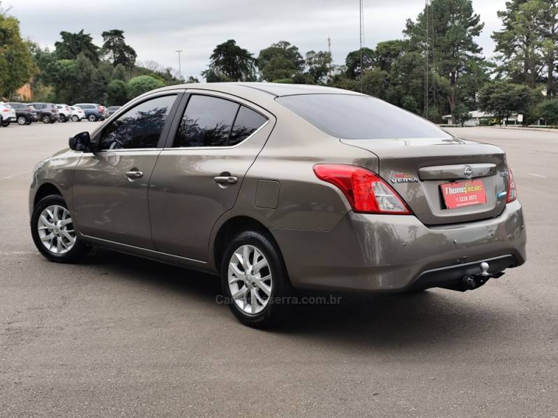 NISSAN - VERSA - 2018/2018 - Cinza - R$ 59.900,00