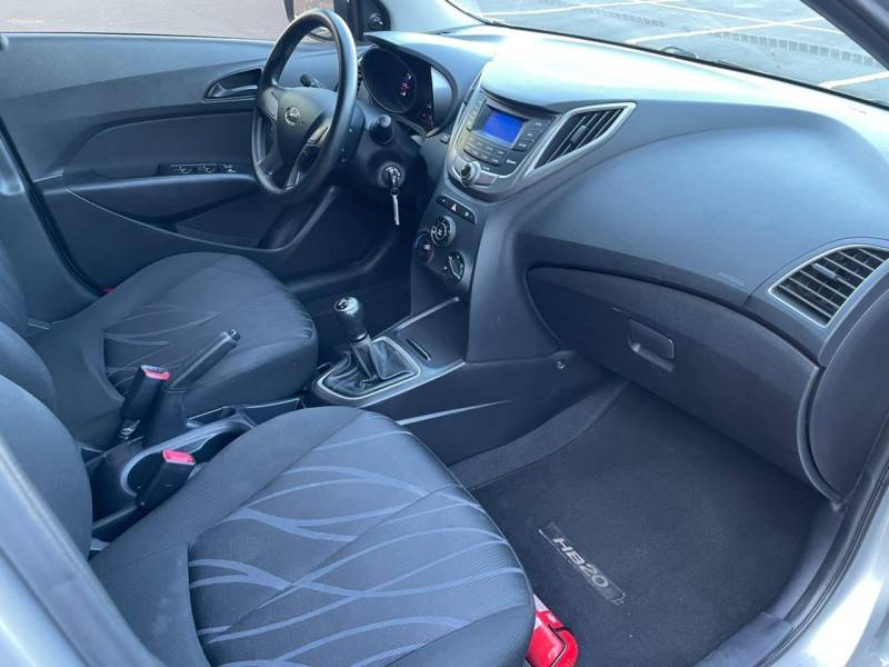 HYUNDAI - HB20 - 2015/2015 - Prata - R$ 46.900,00