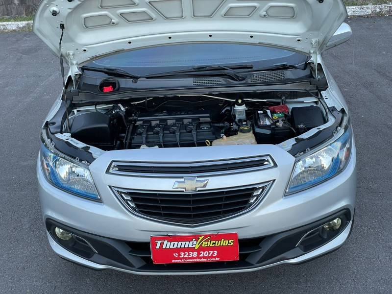 CHEVROLET - ONIX - 2015/2015 - Prata - R$ 49.900,00