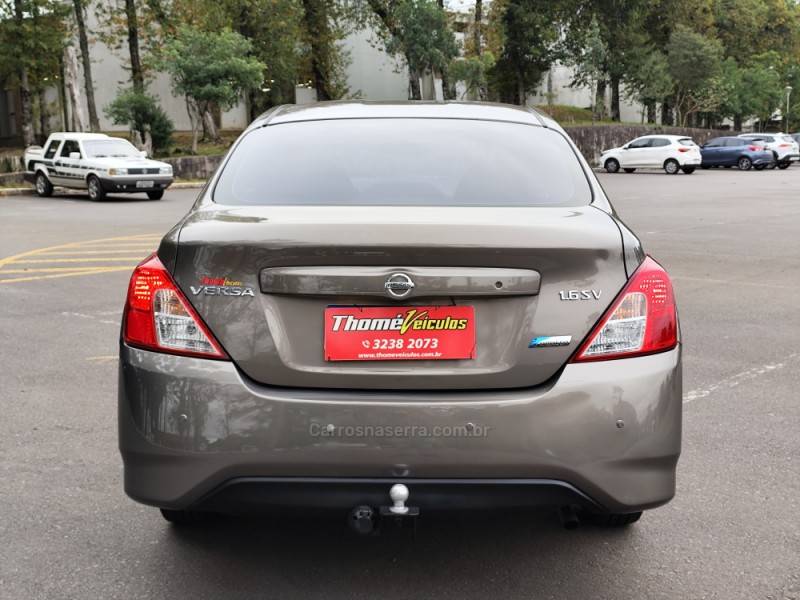 NISSAN - VERSA - 2018/2018 - Cinza - R$ 59.900,00