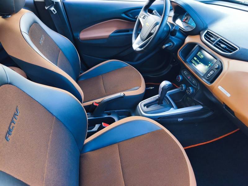 CHEVROLET - ONIX - 2017/2017 - Prata - R$ 64.900,00