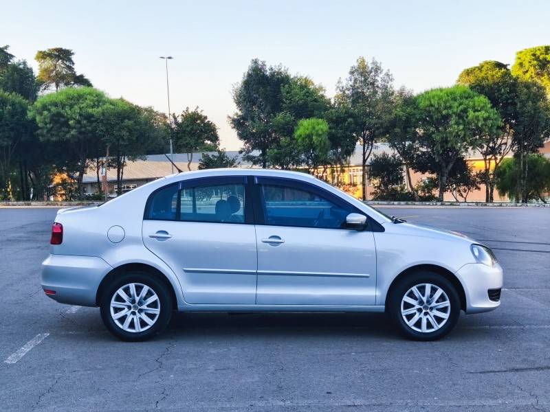 VOLKSWAGEN - POLO SEDAN - 2012/2012 - Prata - R$ 42.900,00