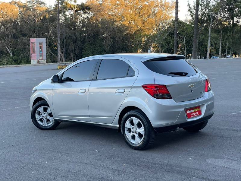 CHEVROLET - ONIX - 2015/2015 - Prata - R$ 49.900,00