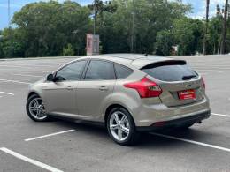 FORD - FOCUS - 2015/2015 - Dourada - R$ 49.900,00
