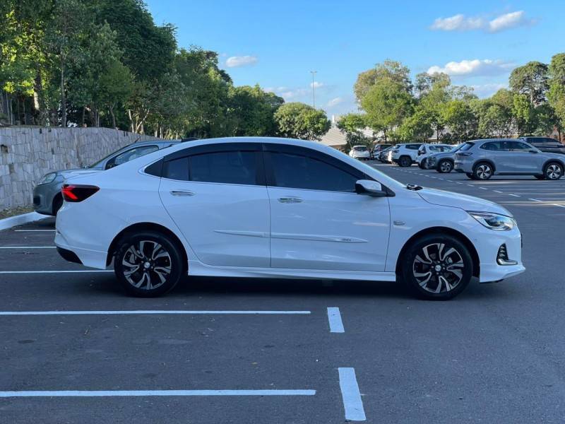 CHEVROLET - ONIX - 2024/2024 - Branca - R$ 97.900,00