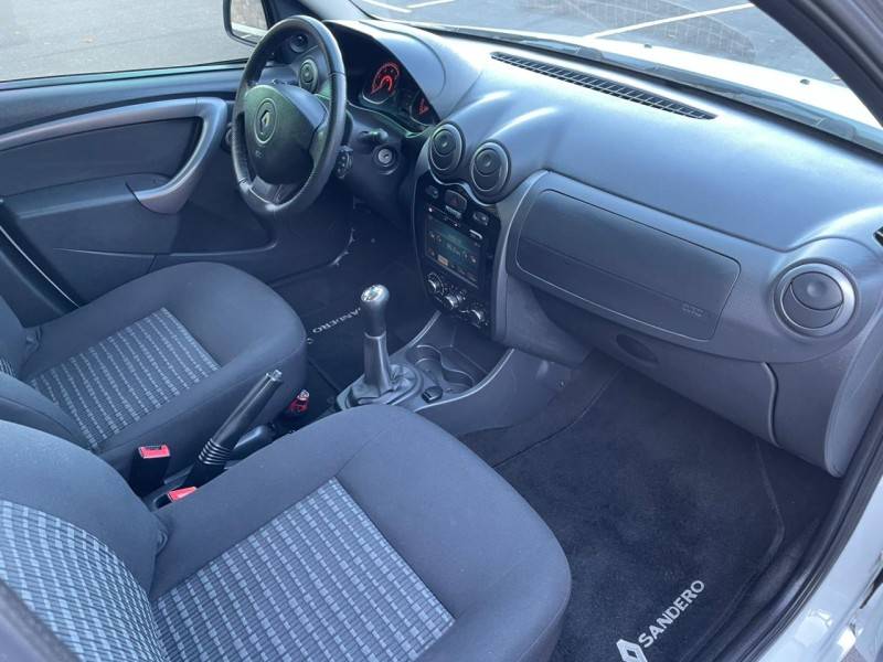 RENAULT - SANDERO - 2014/2014 - Branca - R$ 35.900,00