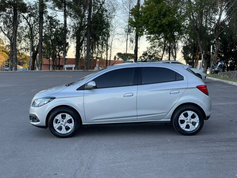 CHEVROLET - ONIX - 2015/2015 - Prata - R$ 49.900,00