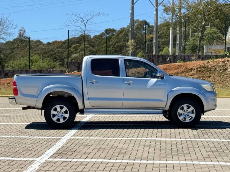 TOYOTA - HILUX - 2015/2015 - Prata - R$ 115.900,00