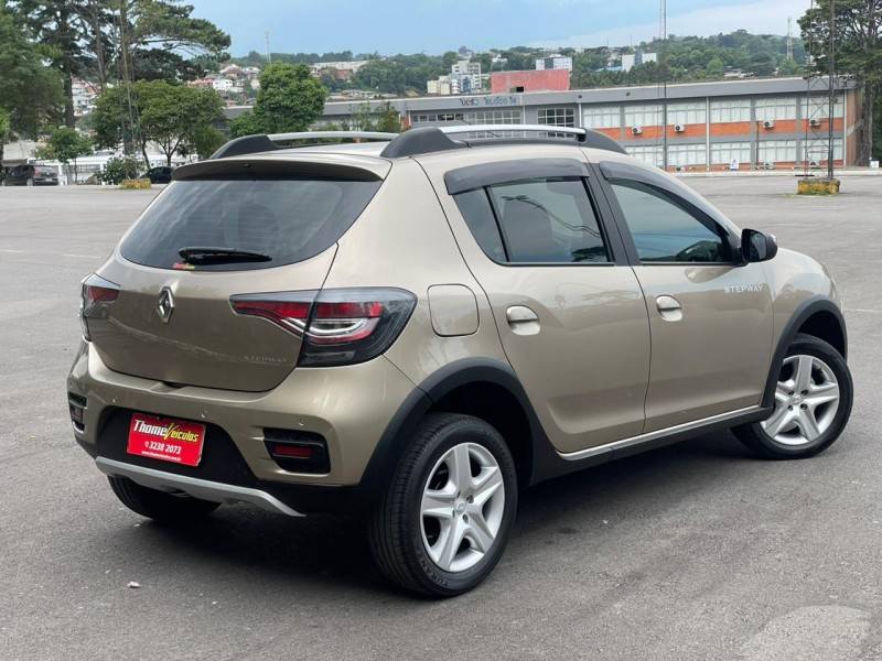 RENAULT - SANDERO - 2022/2022 - Dourada - R$ 67.900,00