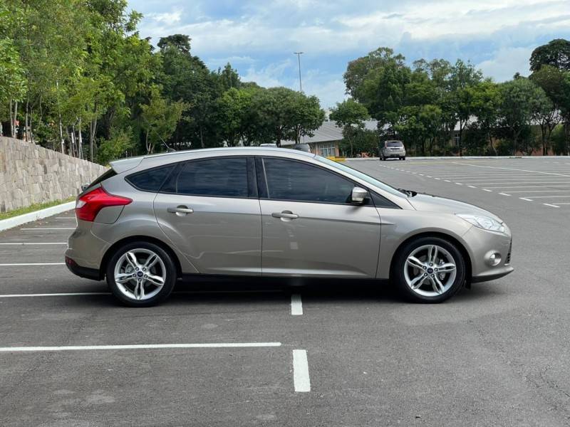 FORD - FOCUS - 2015/2015 - Dourada - R$ 49.900,00