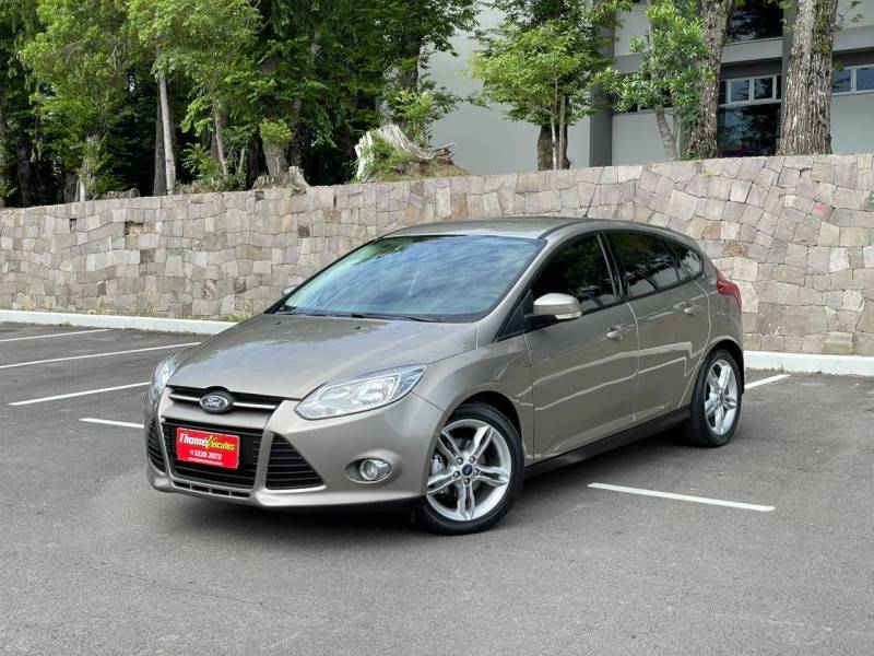 FORD - FOCUS - 2015/2015 - Dourada - R$ 49.900,00