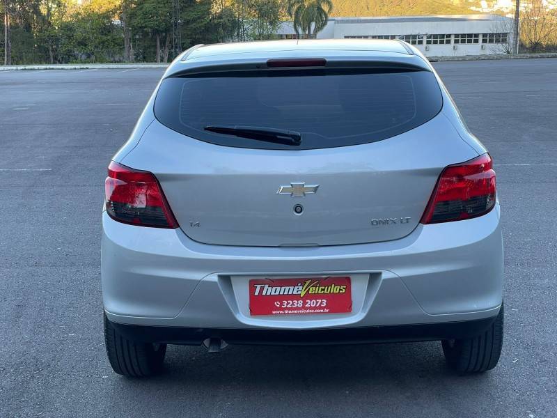 CHEVROLET - ONIX - 2015/2015 - Prata - R$ 49.900,00