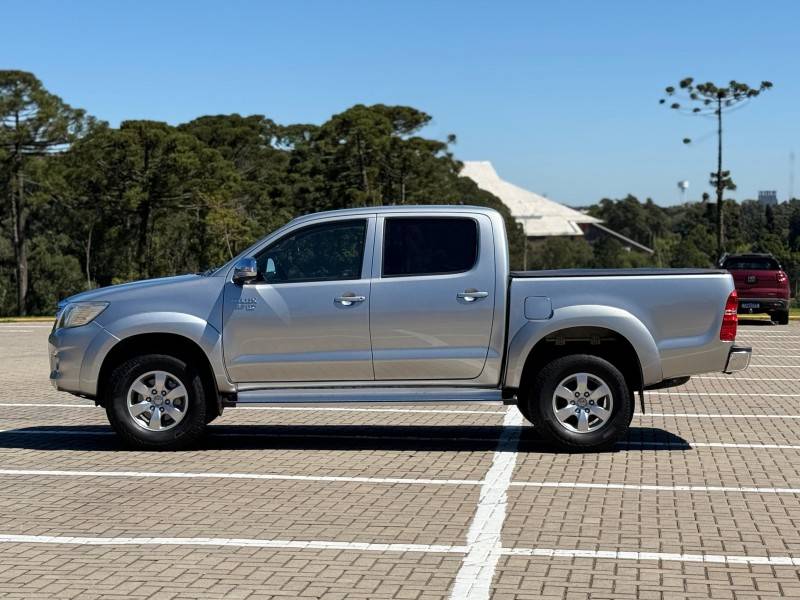 TOYOTA - HILUX - 2015/2015 - Prata - R$ 115.900,00