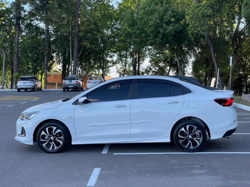 CHEVROLET - ONIX - 2024/2024 - Branca - R$ 97.900,00