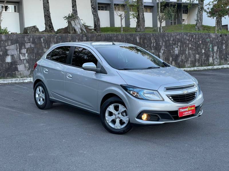 CHEVROLET - ONIX - 2015/2015 - Prata - R$ 49.900,00