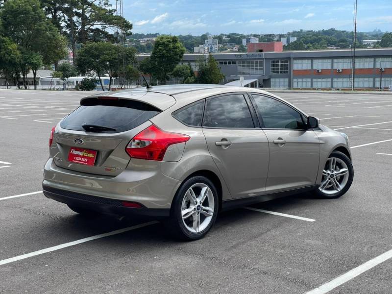 FORD - FOCUS - 2015/2015 - Dourada - R$ 49.900,00