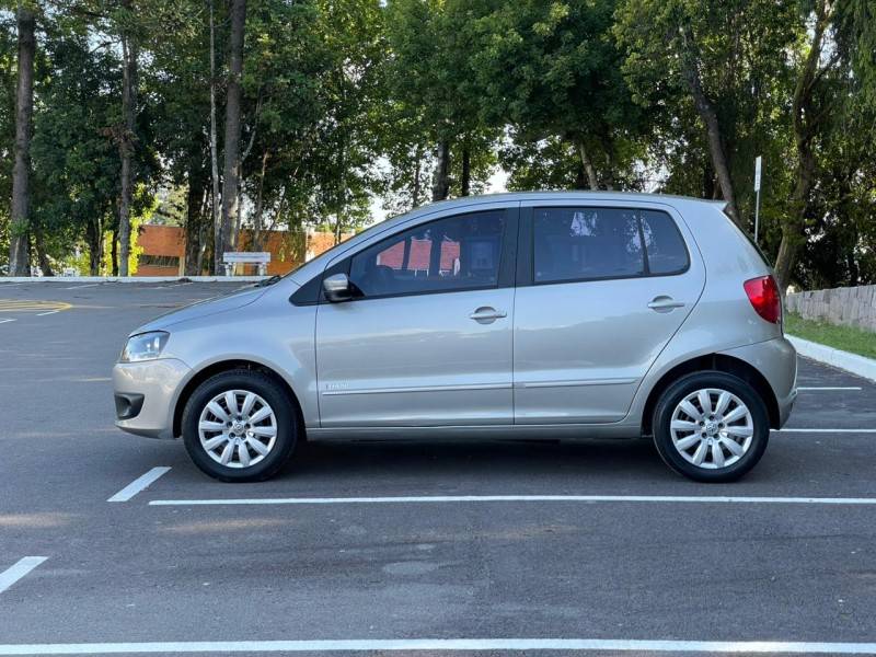 VOLKSWAGEN - FOX - 2014/2014 - Prata - R$ 44.900,00