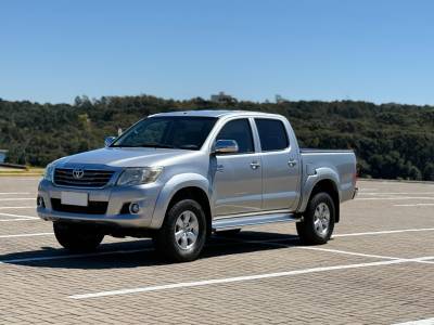 TOYOTA - HILUX - 2015/2015 - Prata - R$ 115.900,00