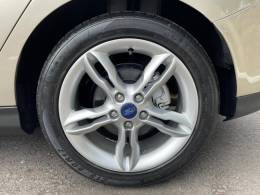 FORD - FOCUS - 2015/2015 - Dourada - R$ 49.900,00